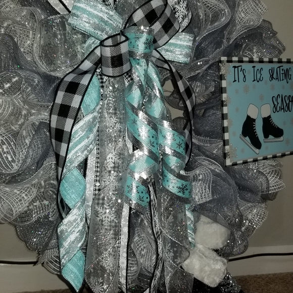 Winter Ice Skating Wreath - Picture 4 of 5
